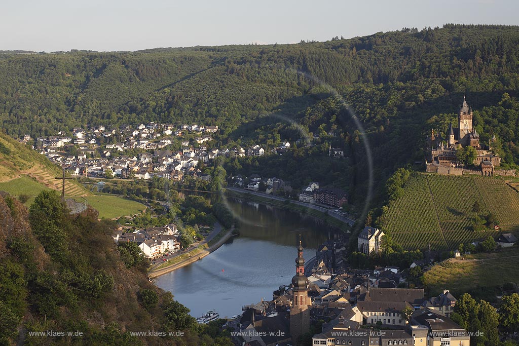 Cochem, Blick ins Moseltal mit Pinner Kreuz, links im Bild, Reichsburg und Pfarrkirche Sankt Martin im Abendlicht der untergehenden Sonne; Cochem, view into valley of Moselle with cross Pinner Kreuz at the left side, castle Reichsburg and parish curch saint Martin in vespertine sunset.