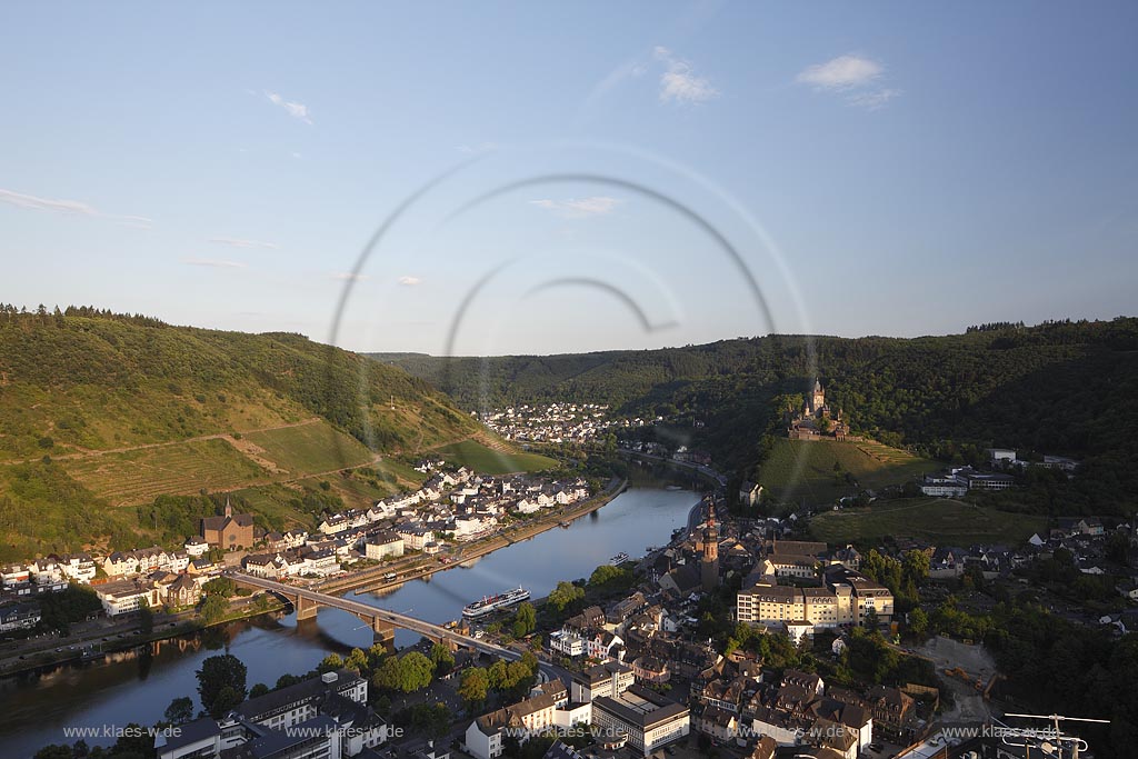 Cochem, Blick ins Moseltal vom Aussichtspunkt Pinner Kreuz auf Mosel, Stadt, Reichsburg und Pfarrkirche Sankt Martin im Abendlicht der untergehenden Sonne; Cochem, view to the valley of Moselle from lookout point cross Pinner Kreuz to Moselle, town, castle Reichsburg and parish church saint Martin  in vespertine sunset.