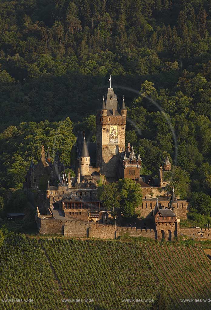 Cochem, Blick ins Moseltal vom Aussichtspunkt Pinner Kreuz auf Reichsburg im Abendlicht der untergehenden Sonne; Cochem, view to the valley of Moselle from lookout point cross Pinner Kreuz to castle Reichsburg in vespertine sunset.