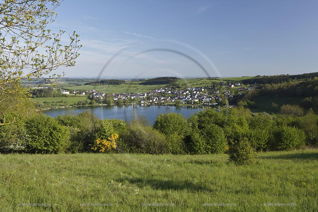 Schalkenmehren, Blick ueber das Schalkenmehrener Maar zum Ort; Schalkenmehren, view over the Schalkenmehren Maar onto the village.