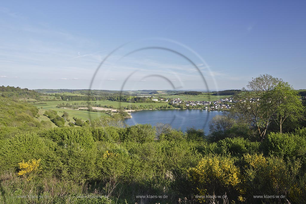 Schalkenmehren, Blick ueber das Schalkenmehrener Maar zum Ort; Schalkenmehren, view over the Schalkenmehren Maar onto the village.