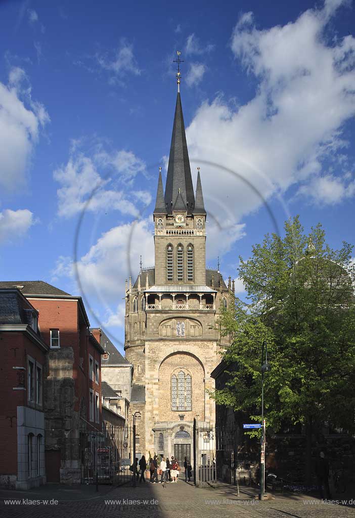 Aachen, Blick zum Dom mit Westturm. Glockenturm und Domhof im spaeten Nachmittagslicht; view to the westtower, bell tower of the dome, late afternoon light