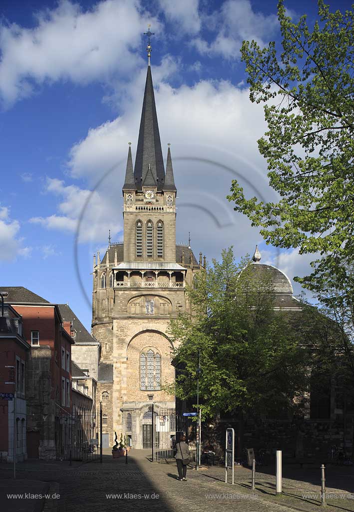 Aachen, Blick zum Dom mit Westturm. Glockenturm und Domhof im spaeten Nachmittagslicht; view to the westtower, bell tower of the dome, late afternoon light