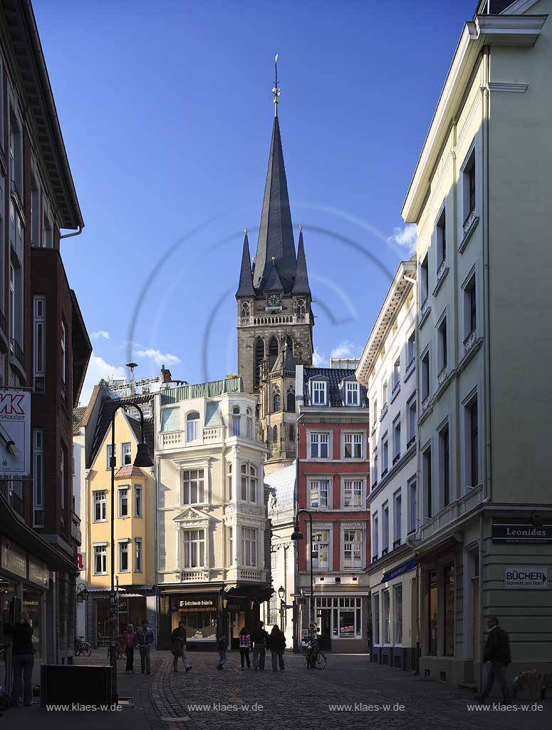 Aachen, Blick zum Dom mit Westturm. Glockenturm im spaeten Nachmittagslicht; view to the westtower, bell tower of the dome, late afternoon light