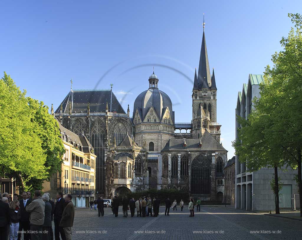 Aachen, Blick zum Dom von Norden im spaeten Nachmittagslicht mit Touristen bei Stadtfuehrung; view to the dome from north in late afternoon light with tourists on guided tour