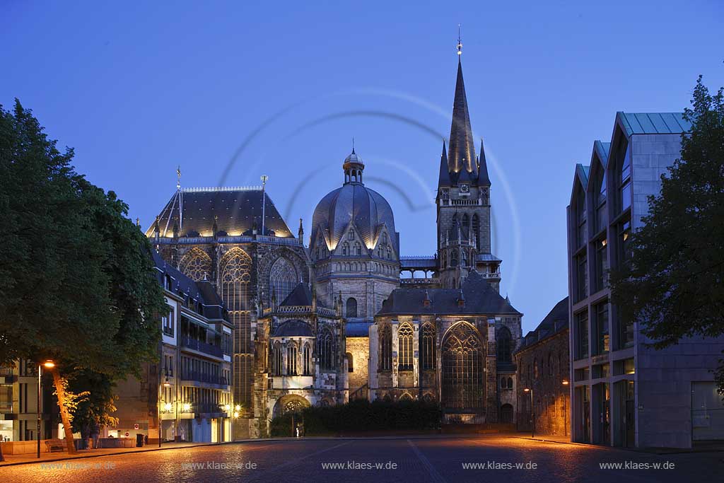 Blick zum Dom von Norden wahrend der blauen Stunde illuminiert; View to the dome in evening light with illumination
