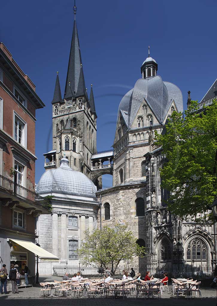 Aachen,  Muensterplatz und Dom, Suedseite mit Westturm. Glockenturm; south side of dome with westtower, bell tower at muensterplatz 