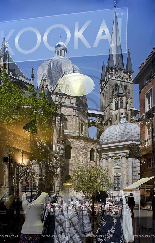 Aachen,  Spiegelbild in Schaufenster am Muensterplatzmit der Dom Suedseite mit Westturm. Glockenturm; Mirror image in shop window of south side of dome with westtower, bell tower at muensterplatz 