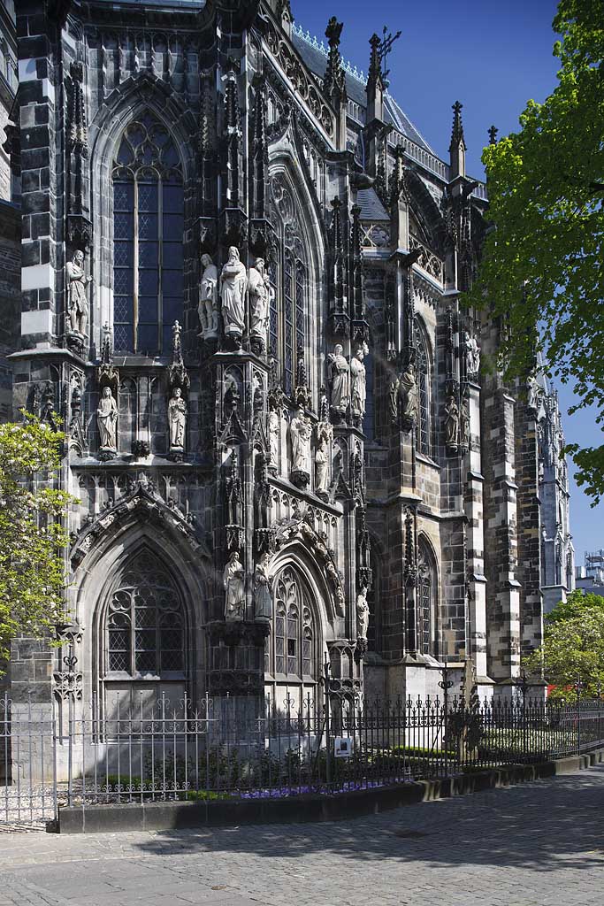 Aachen,  Muensterplatz und Dom, Suedseite Fassade; south side of dome with westtower, cladding of south side of dome at muensterplatz 