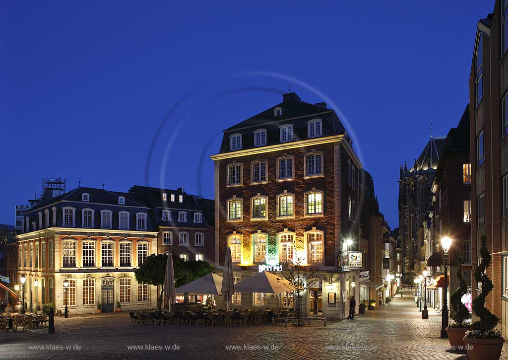 Aachen, Huehnermarkt mit Couven Museumund Gaststaette Szene Loal Pomm Poes zur blauen Stunde in naechtlicher Kunstlicht beleuchtung, illuminiert; couven museum and restaurant, public house named pomm'poes in evening light, nightlite, illumination