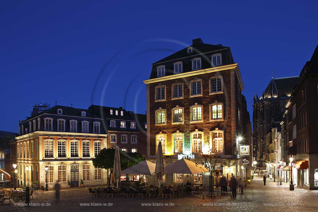 Aachen, Huehnermarkt mit Couven Museumund Gaststaette Szene Loal Pomm Poes zur blauen Stunde in naechtlicher Kunstlicht beleuchtung, illuminiert; couven museum and restaurant, public house named pomm'poes in evening light, nightlite, illumination