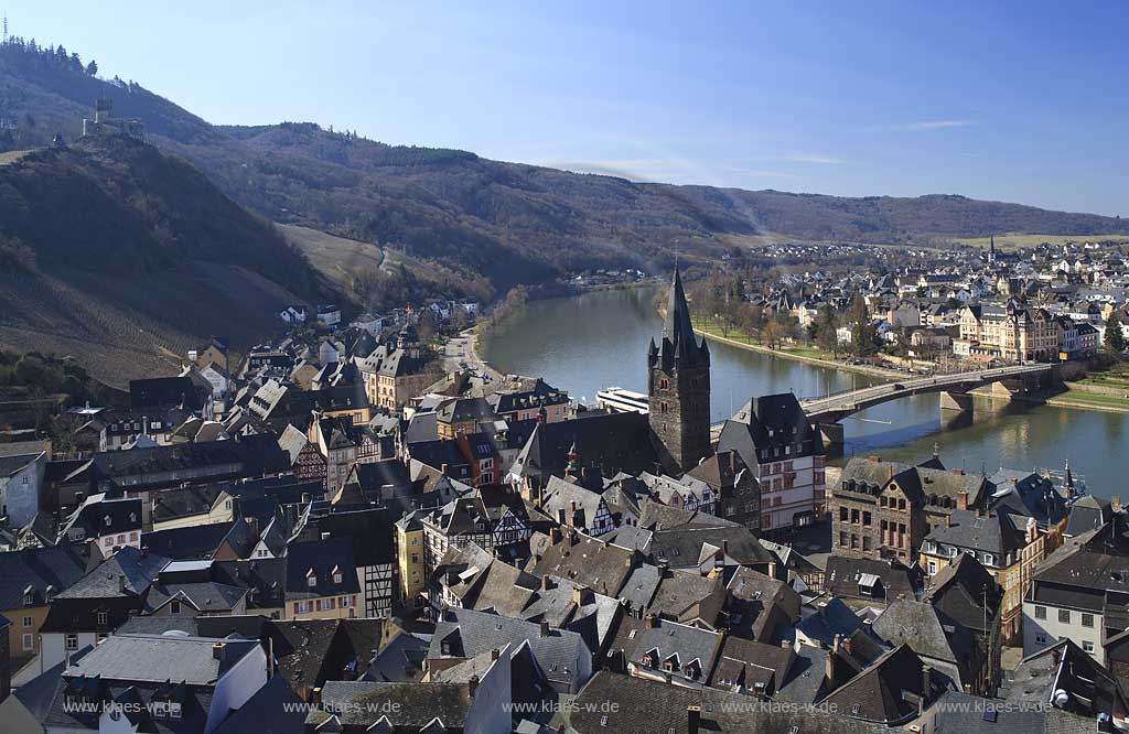 Bernkastell Kues Panoramablick mit Burg Landshut und Mosel; Panorama view with castle Lanshut and Mosel river