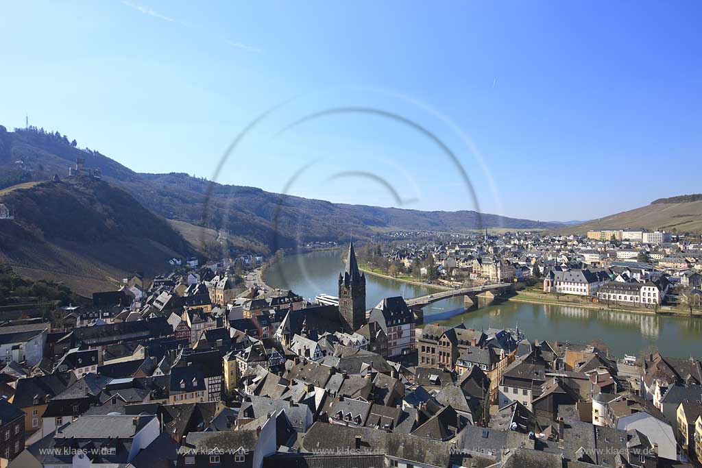 Bernkastell Kues Panoramablick mit Burg Landshut und Mosel; Panorama view with castle Lanshut and Mosel river