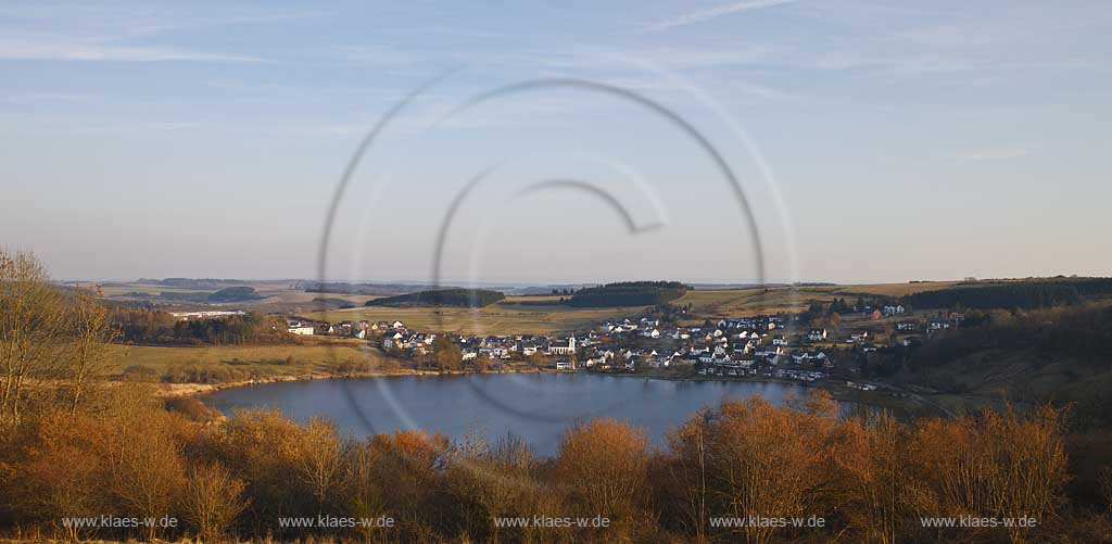 Schalkenmehren, Panorama Blick ber das Schalkenmehrener Maar welches zu den Dauner Maaren bzw, Dauner Maaren Gruppe gehoert: Panorama view with village Schalkenmehren and tuff cone