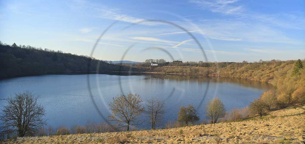 Daun, Panorama Blick ber das Weinfelder Maar, auch Totenmaar genannt welches zu den Dauner Maaren bzw, Dauner Maaren Gruppe gehoert mit der Weinfelder Kirche: Panorama view with contuff cone with church of Weinfeld near village Daun