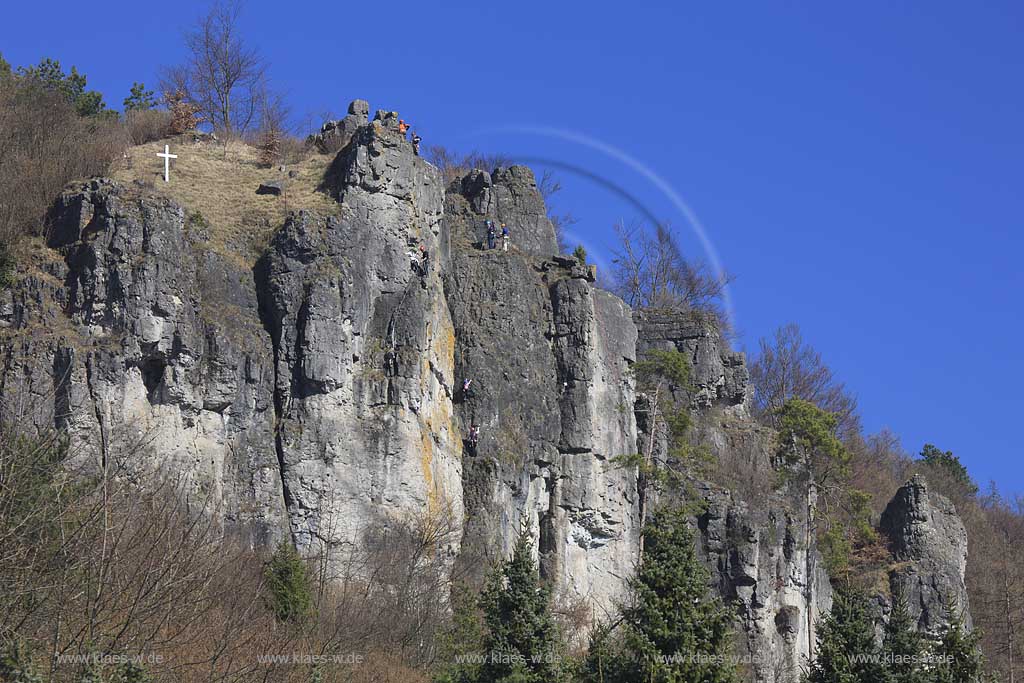 Gerolstein; Gerolsteiner Dolomiten mit dem Kletterfelsen Hstley UND Kletterern die die Felswand hinaufklettern; Rocks of Gerolstein named Dolomiten with climbing rock named Hustley and climbers