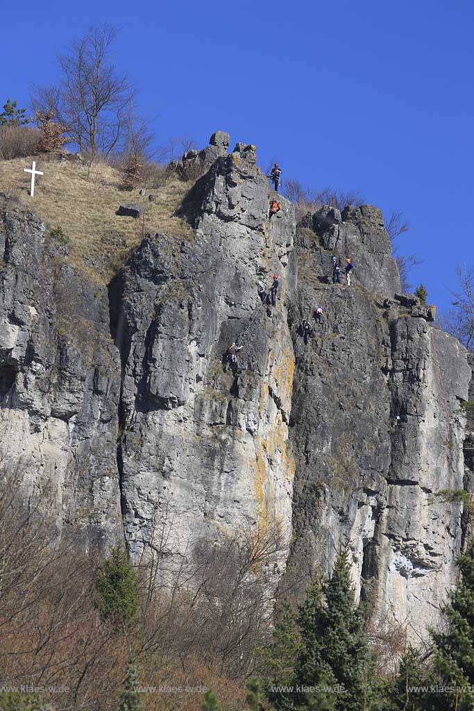 Gerolstein; Gerolsteiner Dolomiten mit dem Kletterfelsen Hstley UND Kletterern die die Felswand hinaufklettern; Rocks of Gerolstein named Dolomiten with climbing rock named Hustley and climbers