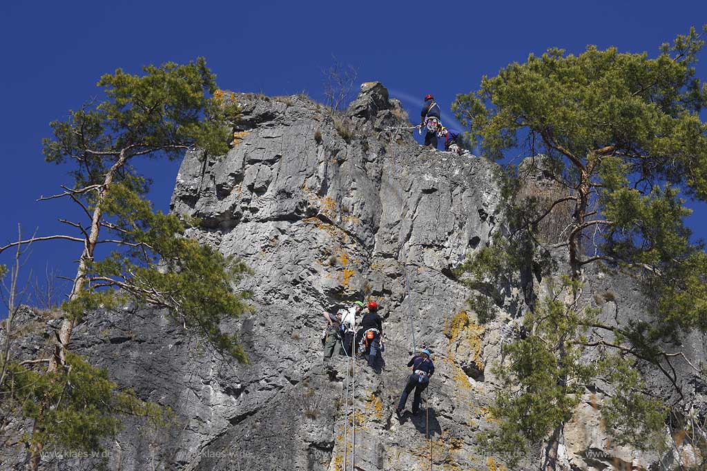 Gerolstein; Gerolsteiner Dolomiten mit dem Kletterfelsen Hstley UND Kletterern die die Felswand hinaufklettern; Rocks of Gerolstein named Dolomiten with climbing rock named Hustley and climbers