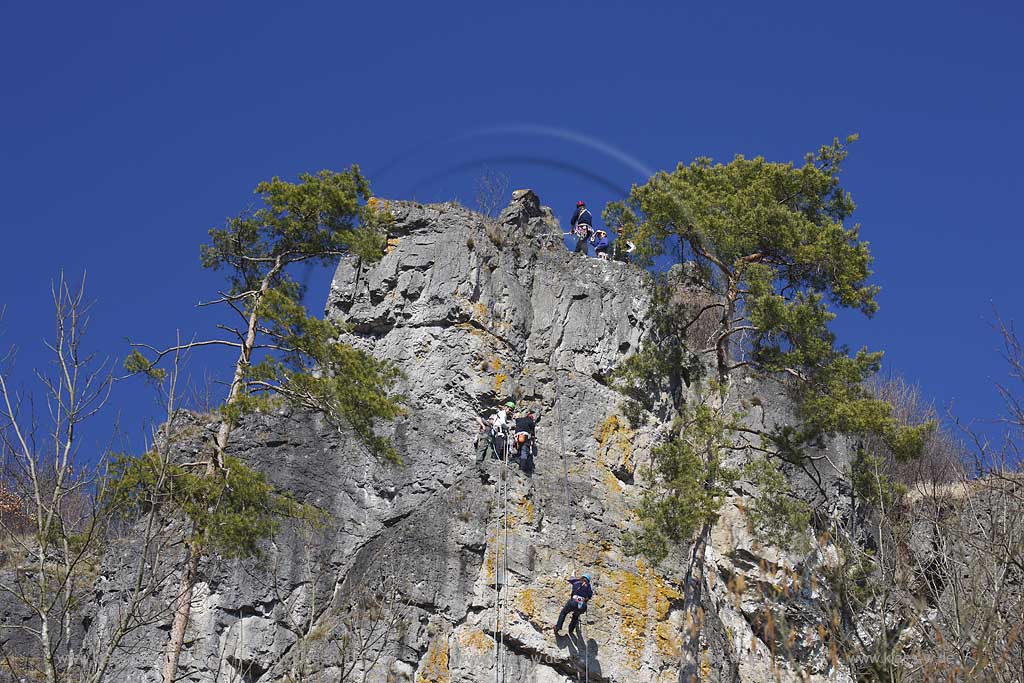 Gerolstein; Gerolsteiner Dolomiten mit dem Kletterfelsen Hstley UND Kletterern die die Felswand hinaufklettern; Rocks of Gerolstein named Dolomiten with climbing rock named Hustley and climbers