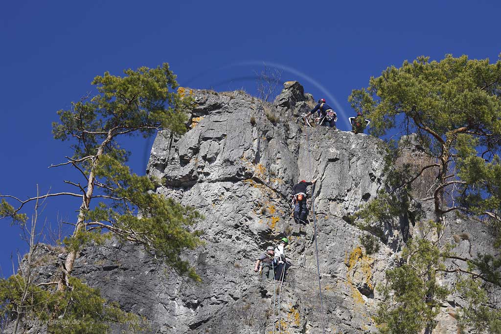 Gerolstein; Gerolsteiner Dolomiten mit dem Kletterfelsen Hstley UND Kletterern die die Felswand hinaufklettern; Rocks of Gerolstein named Dolomiten with climbing rock named Hustley and climbers