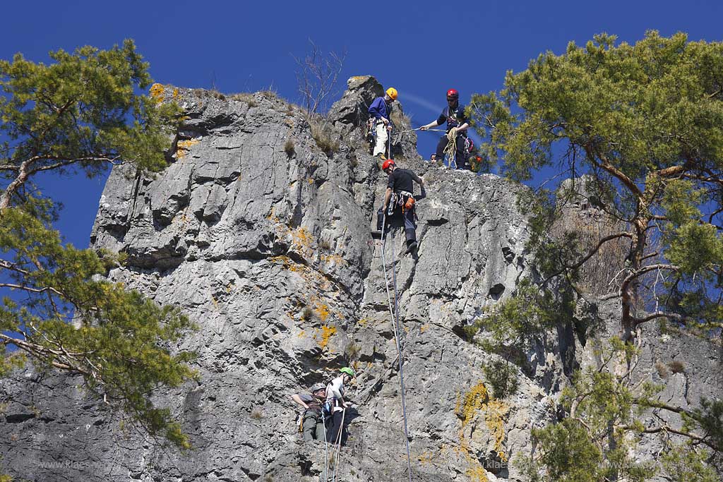 Gerolstein; Gerolsteiner Dolomiten mit dem Kletterfelsen Hstley UND Kletterern die die Felswand hinaufklettern; Rocks of Gerolstein named Dolomiten with climbing rock named Hustley and climbers