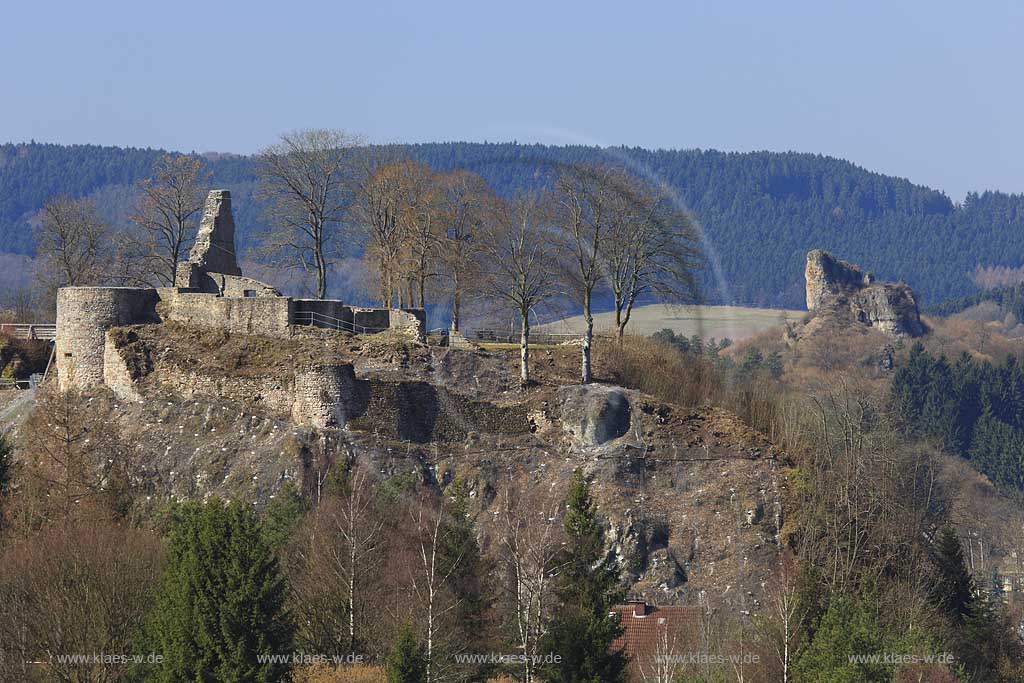 Gerolstein, Blick zur Ruine der Löwenburg bzw. Burg Gerolstein oder Burg Gerhardstein genannt mit einem Felsen der Gerolsteiner Dolomiten im Hintergrund; View to the ruin of castle Loewenburg with one rock of Gerolsteiner Dolomiten in the background