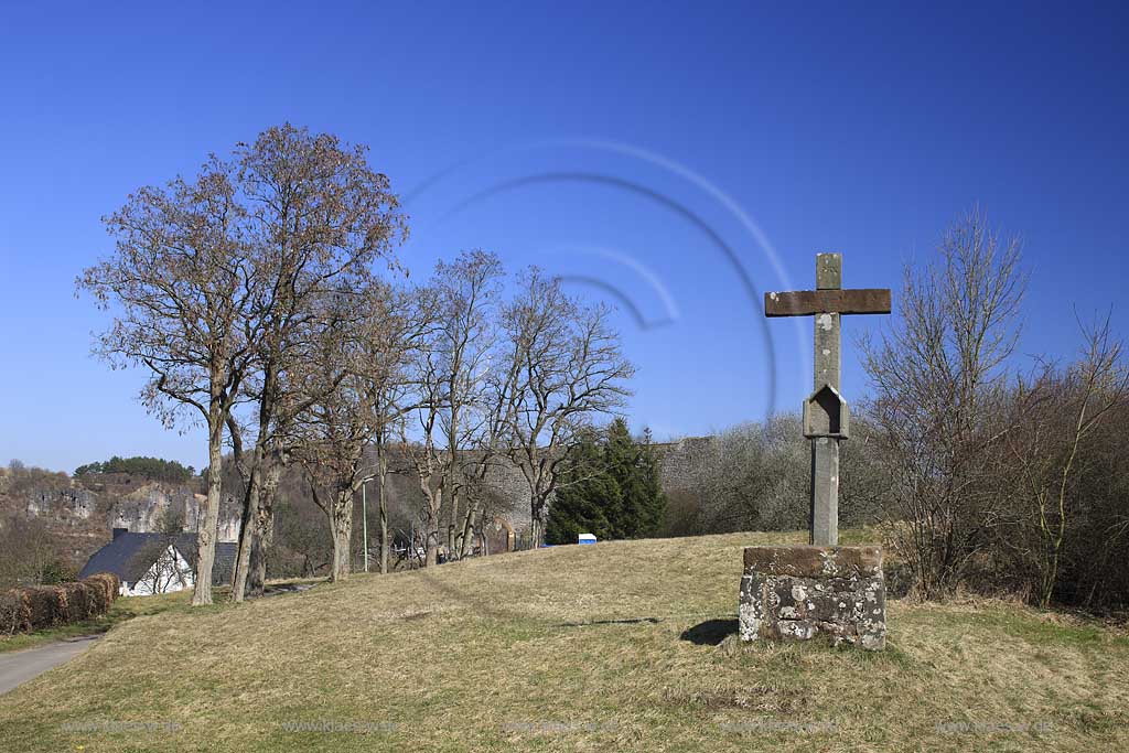 Gerolstein,  Schildmauer der Burgruine Lwenburg, bzw. Burg Gerolstein oder Burg Gerhardstein genannt, mit einem altersgrauen Steinaltar auf dem ein Kreuz steht, von den Gerolsteinern Nikodemuskreuz genannt wird. Es ist das lteste der vielen Wegekreuze um Gerolstein, das Burgkreuz ist gotisch und drfte aus dem 14. oder 15. Jahrhundert stammen; Shield wall or ruine of castle Gerolstein with a historical gothic crucifix in the front of ruine