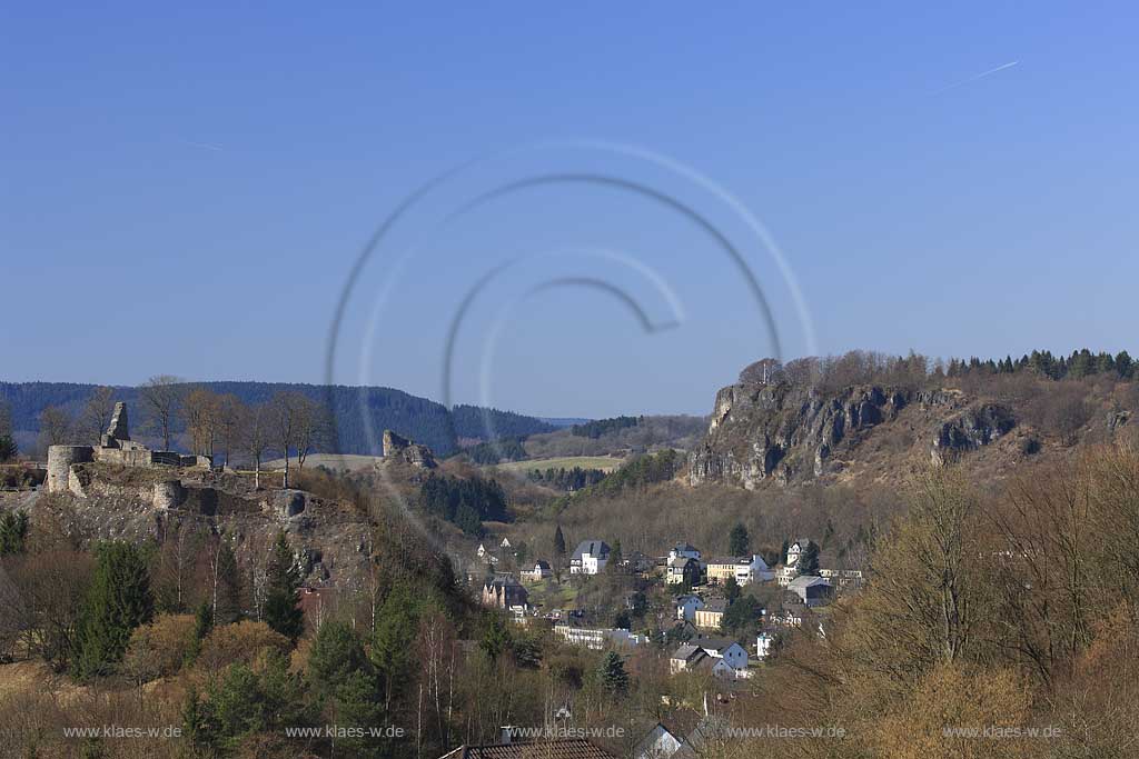 Gerolstein, Ponorama Blick mit Ruine der Lwenburg bzw. Burg Gerolstein oder Burg Gerhardstein genannt und den Felsen der Gerolsteiner Dolomiten; View to the ruin of castle Loewenburg with the rocks of Gerolsteiner Dolomiten