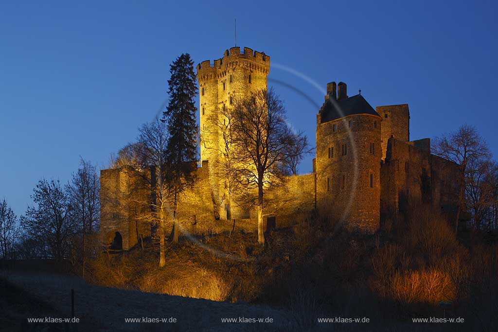 Gerolstein Pelm die Kasselburg in der Daemmerung, blaue Stunde mit Kunstlich Scheinwerfer beleuchtet, angestrahlt fotografier; Castle Kasselburg in evening image with illumination