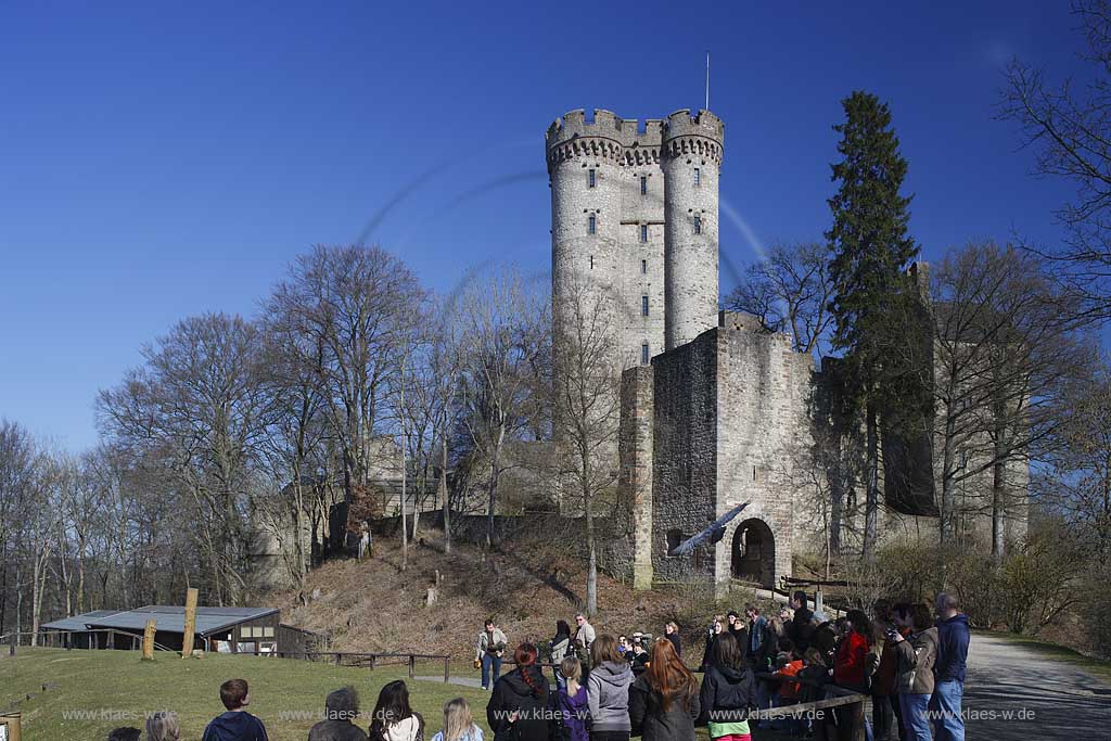 Gerolstein Pelm die Kasselburg mit Flugschau der Greifvogelwarte im Adlerpark mit Falknerin, Greifvogel und Zuschauern waehrend einer Vorfuehrung; Airshow with bird of prey at eaglepark in front of castle Kasselburg with falconer and public viewers