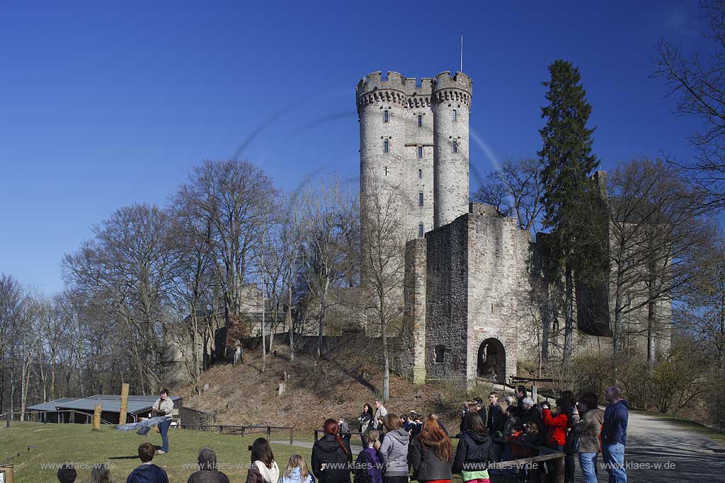 Gerolstein Pelm die Kasselburg mit Flugschau der Greifvogelwarte im Adlerpark mit Falknerin, Greifvogel und Zuschauern waehrend einer Vorfuehrung; Airshow with bird of prey at eaglepark in front of castle Kasselburg with falconer and public viewers