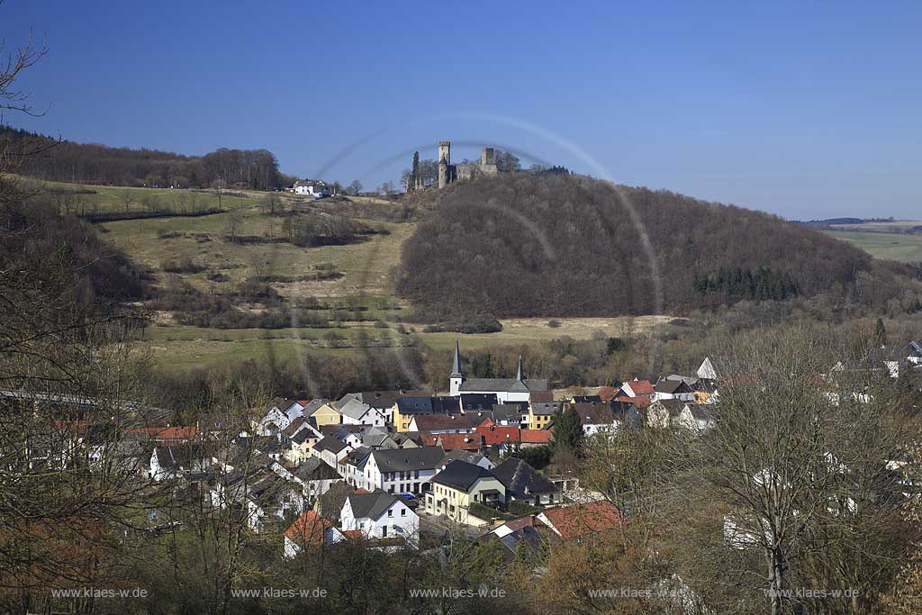 Gerolstein Pelm Blick über den Ort zur Kasselburg; View over village Pelm to castle Kasselburg