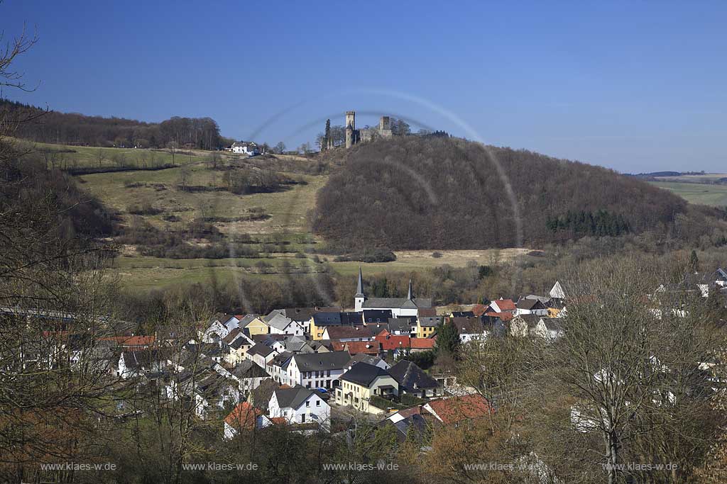 Gerolstein Pelm Blick ber den Ort zur Kasselburg; View over village Pelm to castle Kasselburg