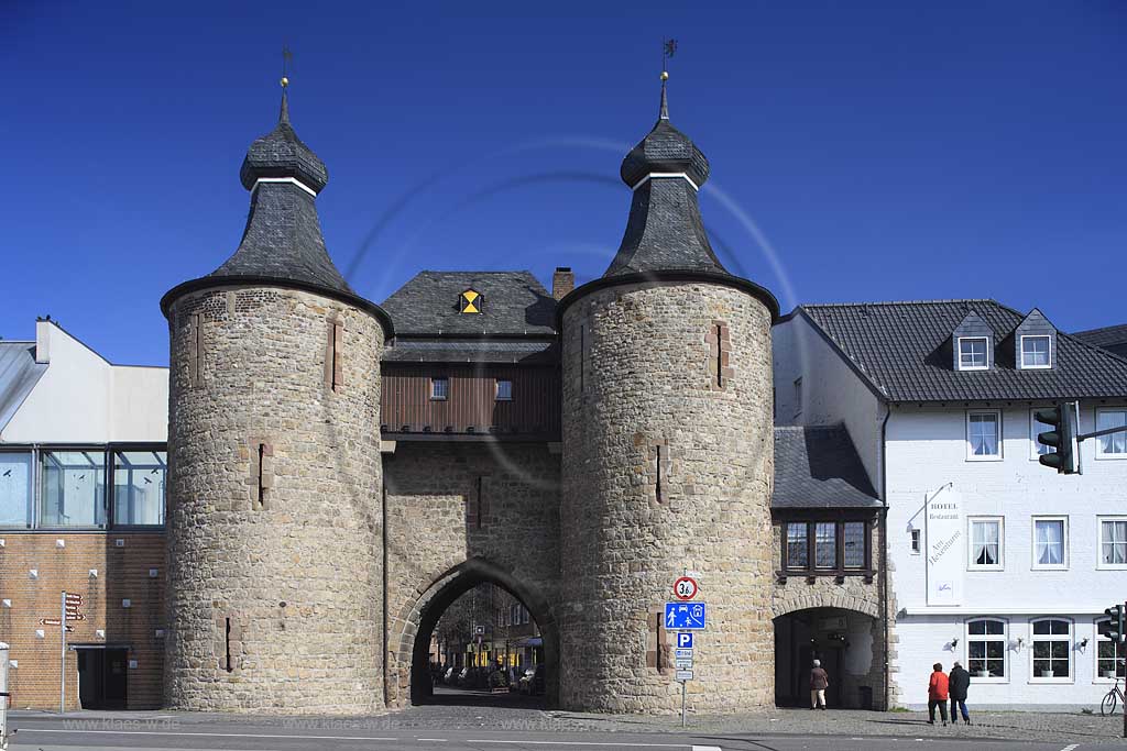 Juelich, der Hexenturm, urspruenglich Rurtor, ein gotisches Stadttor des Typs des Doppelturmtores mit Mauerwerk aus Bruchstein; The historical city gate, town gate named Hexenturm in Juelich