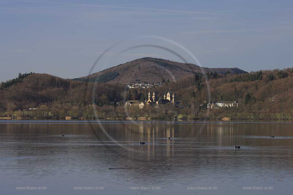Glees, Blick ber den Laacher See zur Abtei Maria Laach mit Laacher Kopf im Hintergrund; View over the lake to Abbey Maria Laach