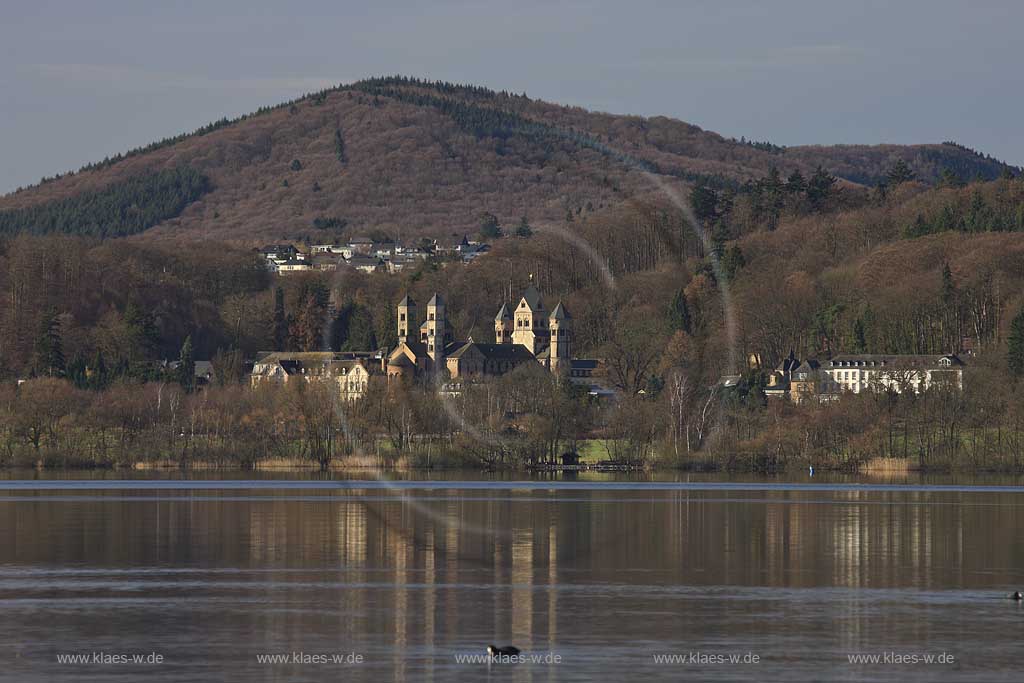 Glees, Blick ber den Laacher See zur Abtei Maria Laach mit Laacher Kopf im Hintergrund; View over the lake to Abbey Maria Laach
