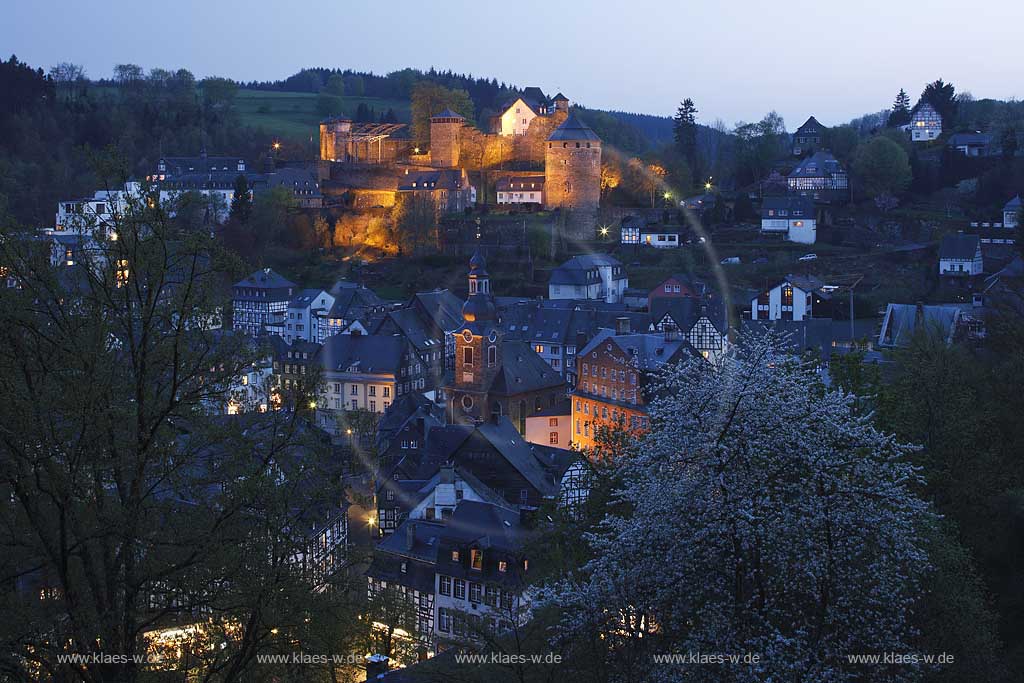 Monschau, Blick auf die Altstadt mit Burg Monschau und Rotes Haus in der Abenddmmerung, blaue Stunde, illuminiert; View to old town of Monschau with castle and red house in evening light, nightlite image, illumination