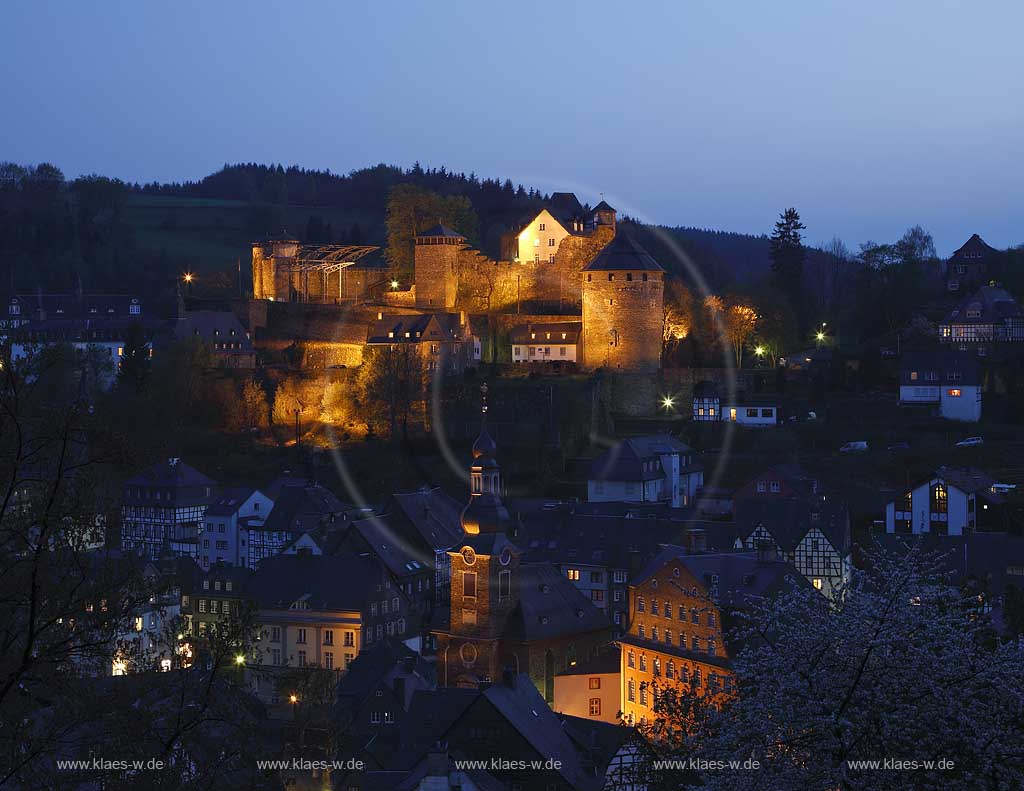 Monschau, Blick auf die Altstadt mit Burg Monschau und Rotes Haus in der Abenddmmerung, blaue Stunde, illuminiert; View to old town of Monschau with castle and red house in evening light, nightlite image, illumination