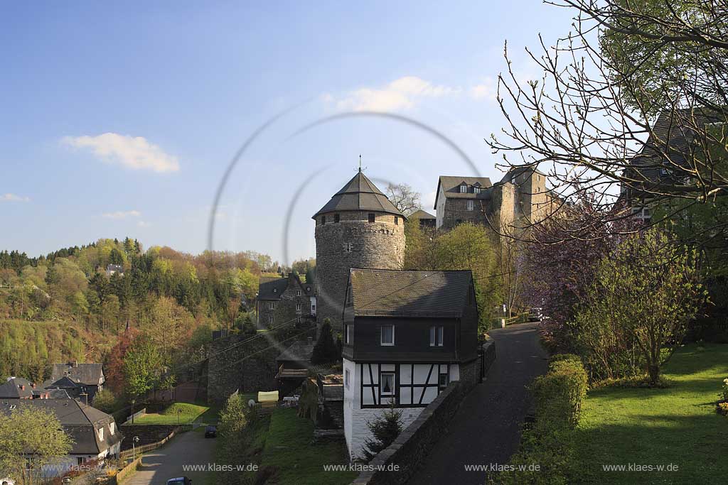 Monschau, Burg Monschau im warem Licht der tief stehenden Abendsonne; Monschau caslte in warm evening sun light