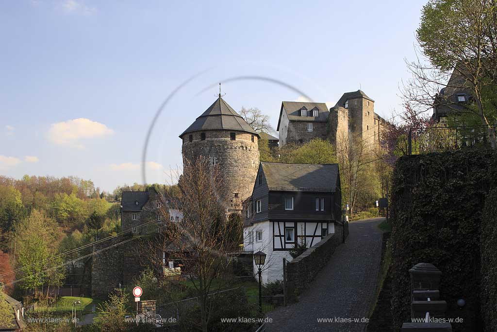 Monschau, Burg Monschau im warem Licht der tief stehenden Abendsonne; Monschau caslte in warm evening sun light