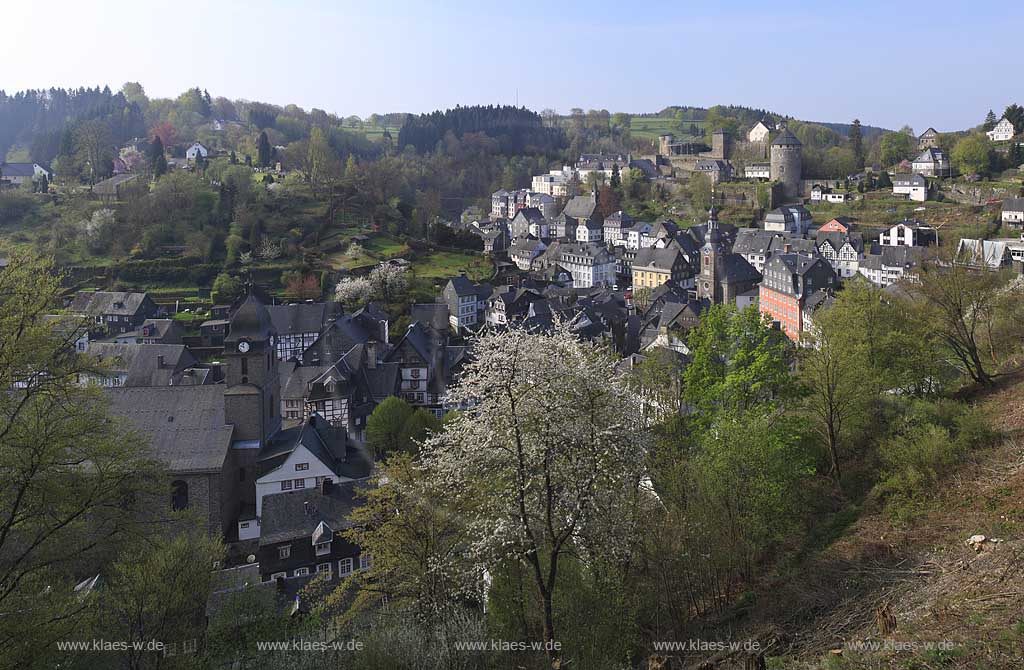 Monschau, mit Aukirche Sankt Maria Eempfaengnis, Rotes Haus, Evangelische Kiche, Burg Monschau, Katholische Kirche; Panorama view church St. Maria Immaculate canception, old town of Monschau with red house, evangelic and katholic churches and the castle