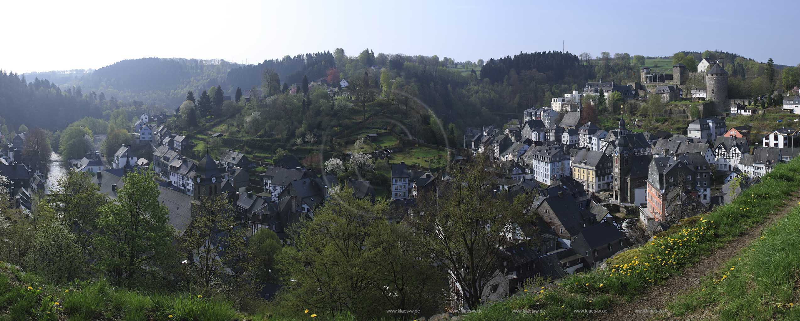 Monschau, Extrem Panoramablick mit Rur, Aukirche Sankt Maria Eempfaengnis, dem Kierberg in der Bildmitte, Rotes Haus, Evangelische Kiche, Burg Monschau, Katholische Kirche; Extreme Panorama view with Rur river, hill Kierberg, church St. Maria Immaculate canception, old town of Monschau with red house, evangelic and katholic churches and the castle