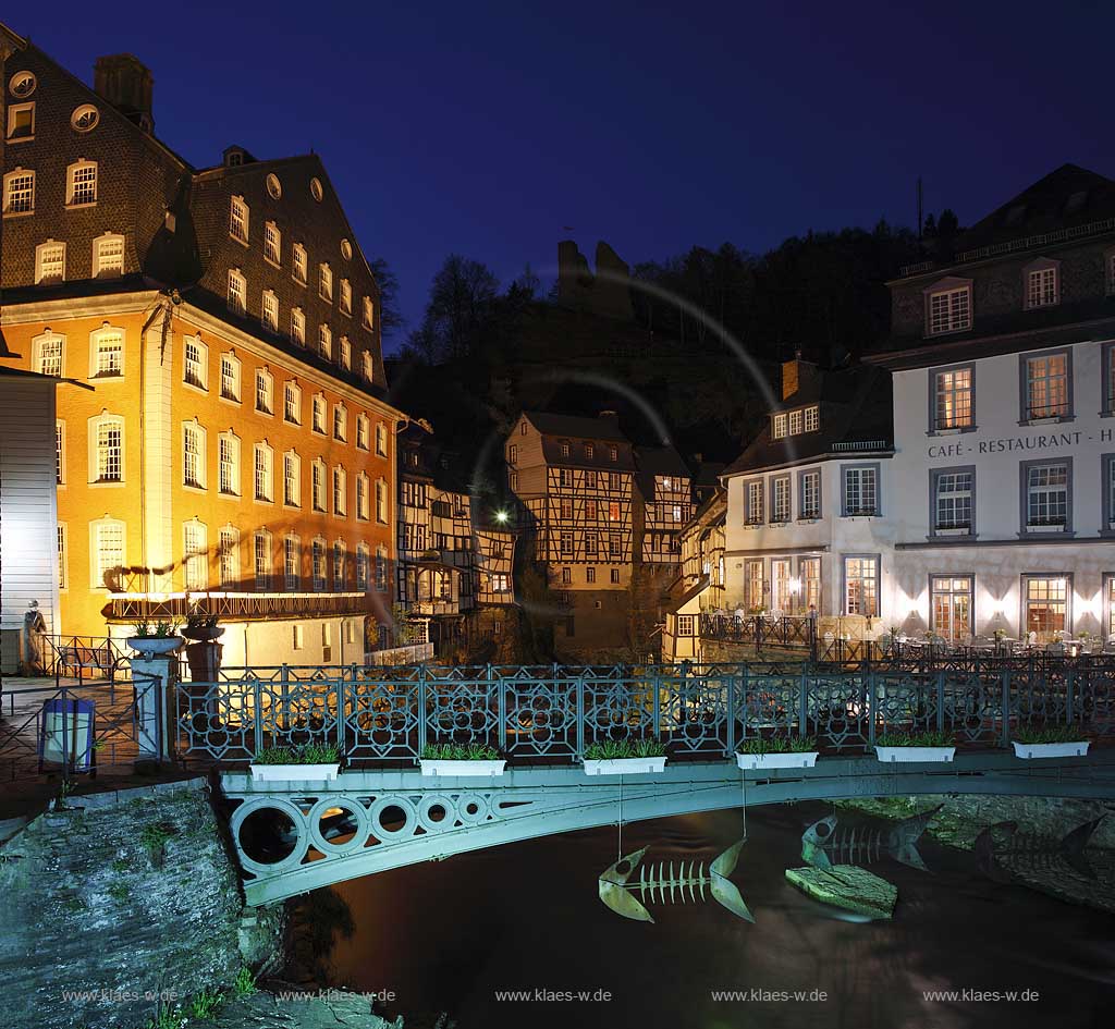 Monschau, Rotes Haus, Fachwerkhaeuser, Rur , Haller Ruine und Cafe, Restaurant, Hotel am Markt, Fussgaengerbruecke in naechtlicher Beleuchtung, illuminiert; Red house, Rur river, framework houses, Haller ruin, pedestrian bridge in nightlite, evening light, night image, illumination