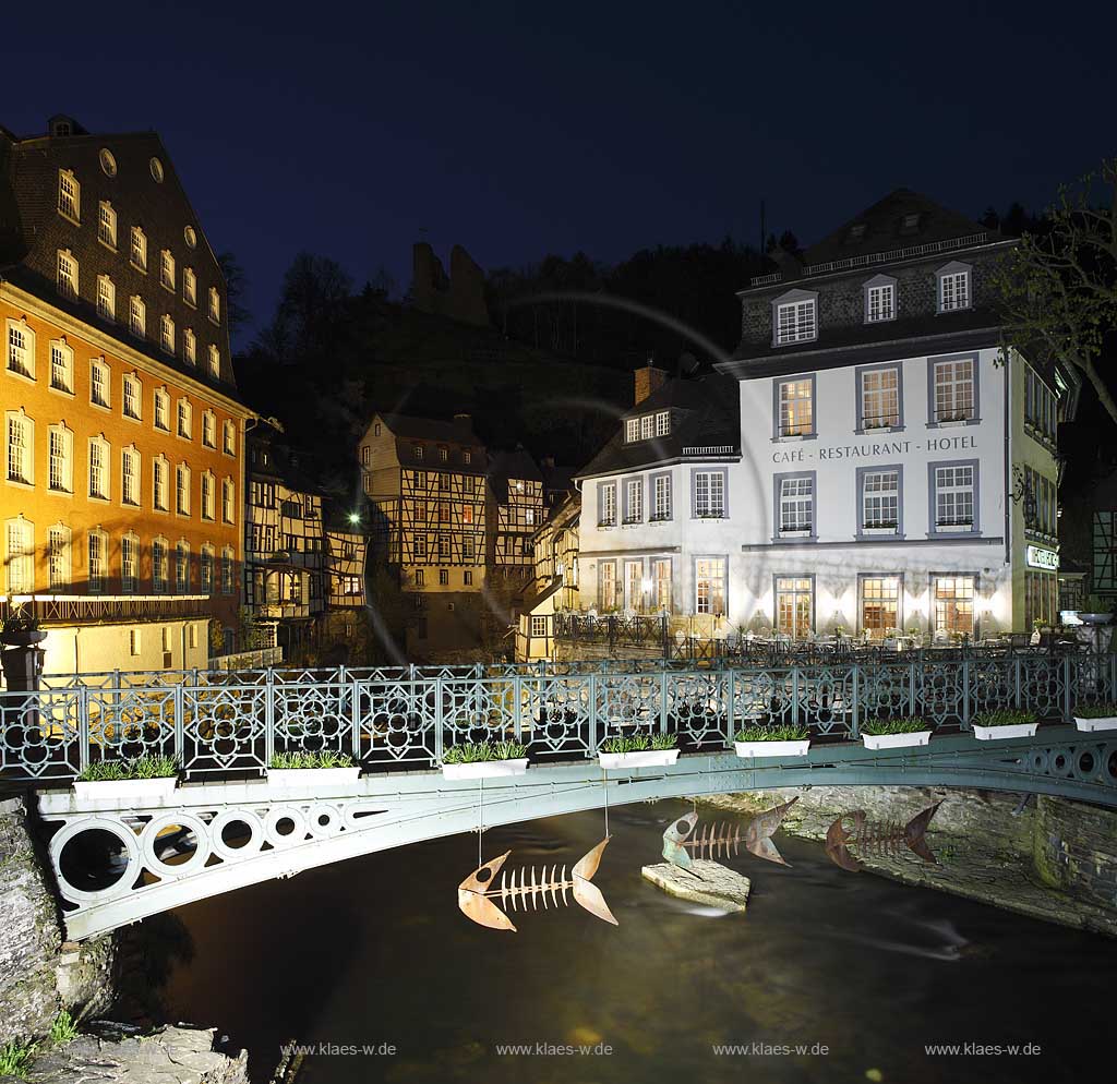 Monschau, Rotes Haus, Fachwerkhaeuser, Rur , Haller Ruine und Cafe, Restaurant, Hotel am Markt, Fussgaengerbruecke in naechtlicher Beleuchtung, illuminiert; Red house, Rur river, framework houses, Haller ruin, pedestrian bridge in nightlite, evening light, night image, illumination