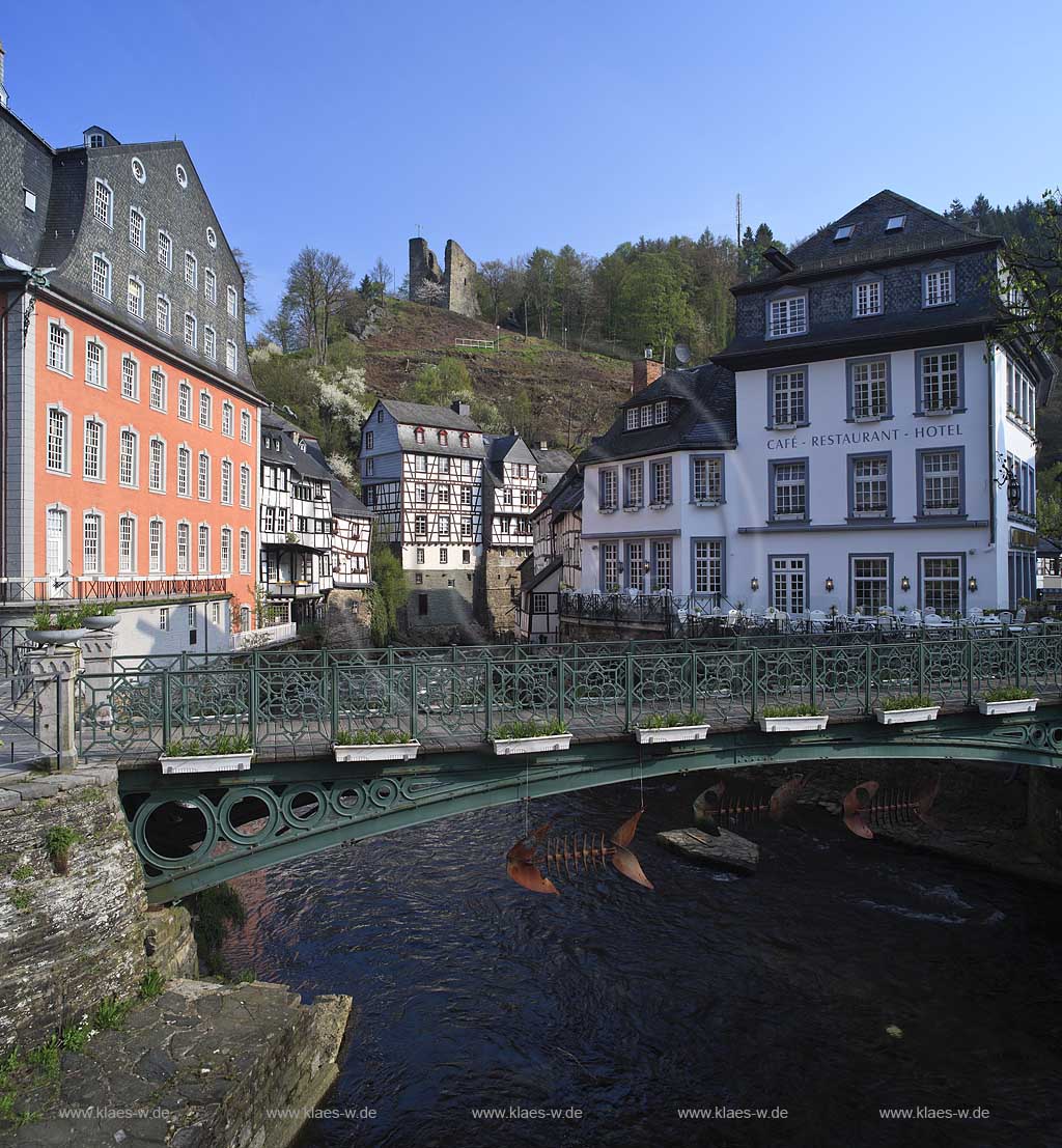 Monschau, Rotes Haus, Fachwerkhaeuser, Rur, Haller Ruine und Cafe, Restaurant, Hotel am Markt, Fussgaengerbruecke; Red house, Rur river, framework houses, Haller ruin, pedestrian bridge