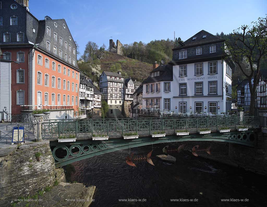 Monschau, Rotes Haus, Fachwerkhaeuser, Rur, Haller Ruine und Cafe, Restaurant, Hotel am Markt, Fussgaengerbruecke; Red house, Rur river, framework houses, Haller ruin, pedestrian bridge