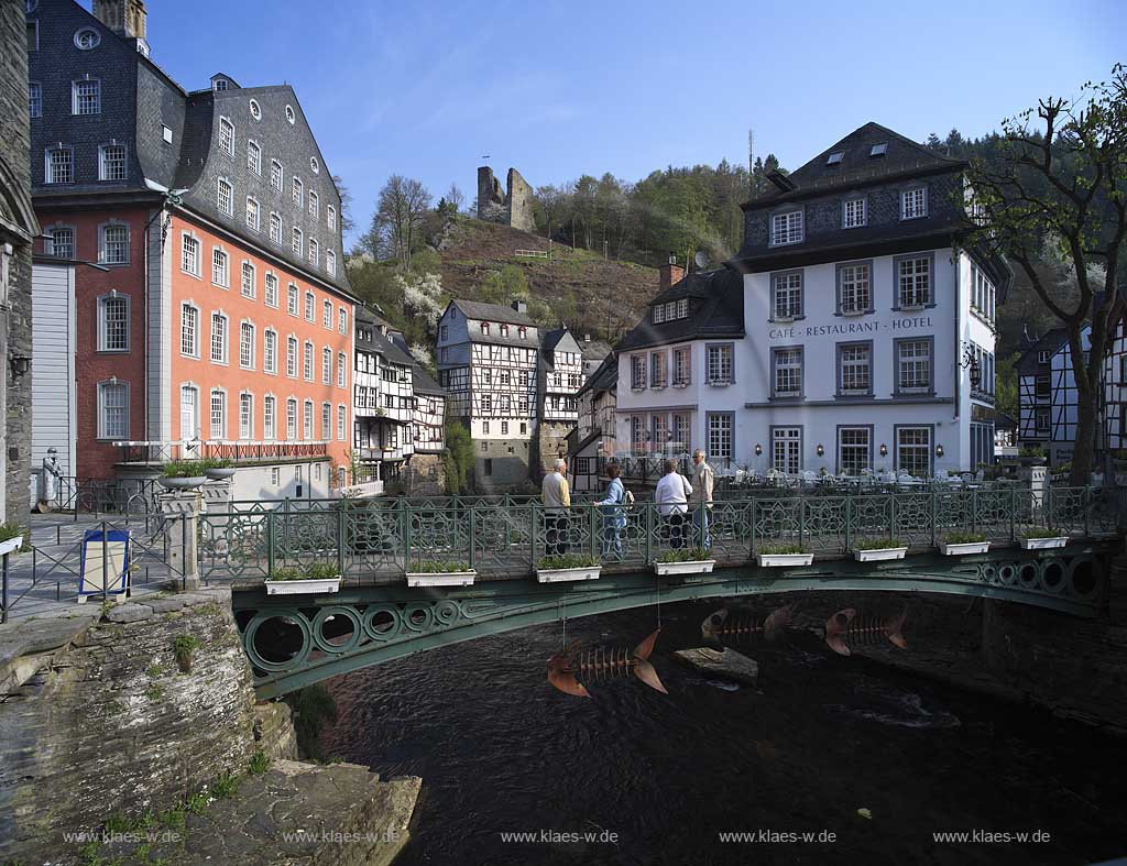 Monschau, Rotes Haus, Fachwerkhaeuser, Rur, Haller Ruine und Cafe, Restaurant, Hotel am Markt, Fussgaengerbruecke mit Touristen; Red house, Rur river, framework houses, Haller ruin, pedestrian bridge with tourists