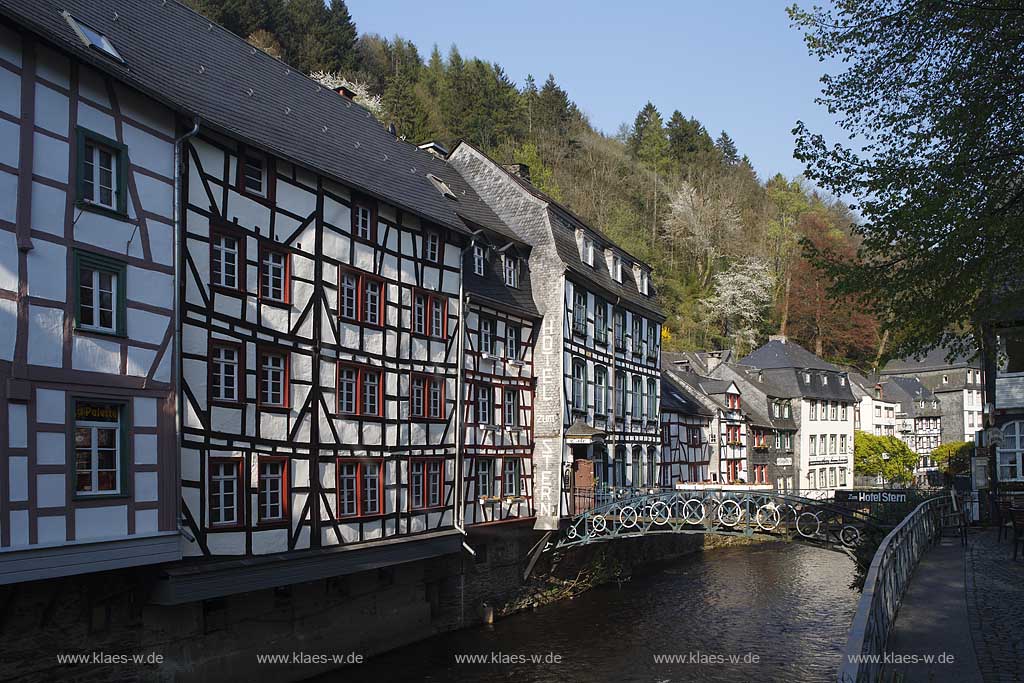 Monschau, Altstadt, Fachwerkhaeuser an der Rur mit Fussgaengerbruecke und Hotel zum Stern; Old town od Monschau with frame work houses and pedestrian bridge over Rur river