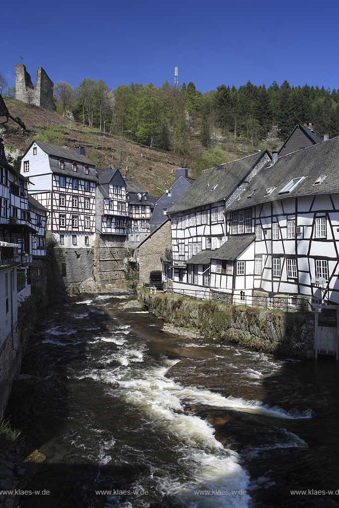 Monschau, Altstadt, Fachwerkhaeuser an der Rur mit Haller Ruine und Wassermuehle; Old town of Monschau with frame work houses and Haller ruin and watermill