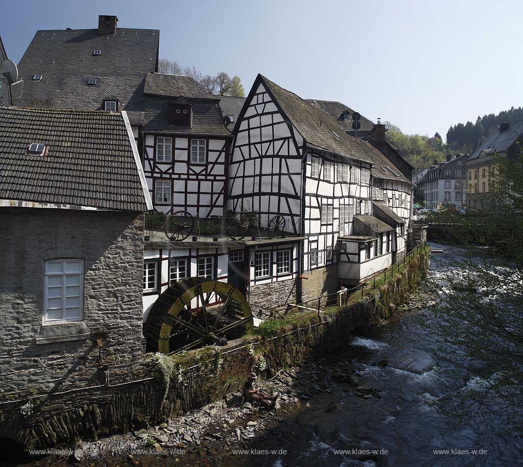Monschau, Altstadt, Fachwerkhaeuser an der Rur mit Wassermuehle; Old town of Monschau with frame work houses and watermill